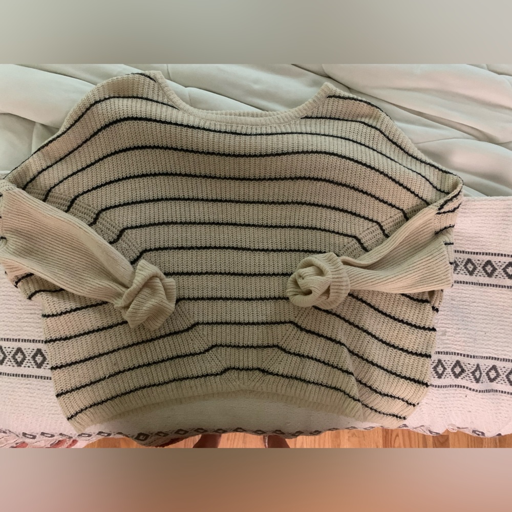 Urban Outfitters Sweater size Small
